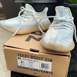 Light Blue YEEZY Boost 350 V2- Boy size 2.5